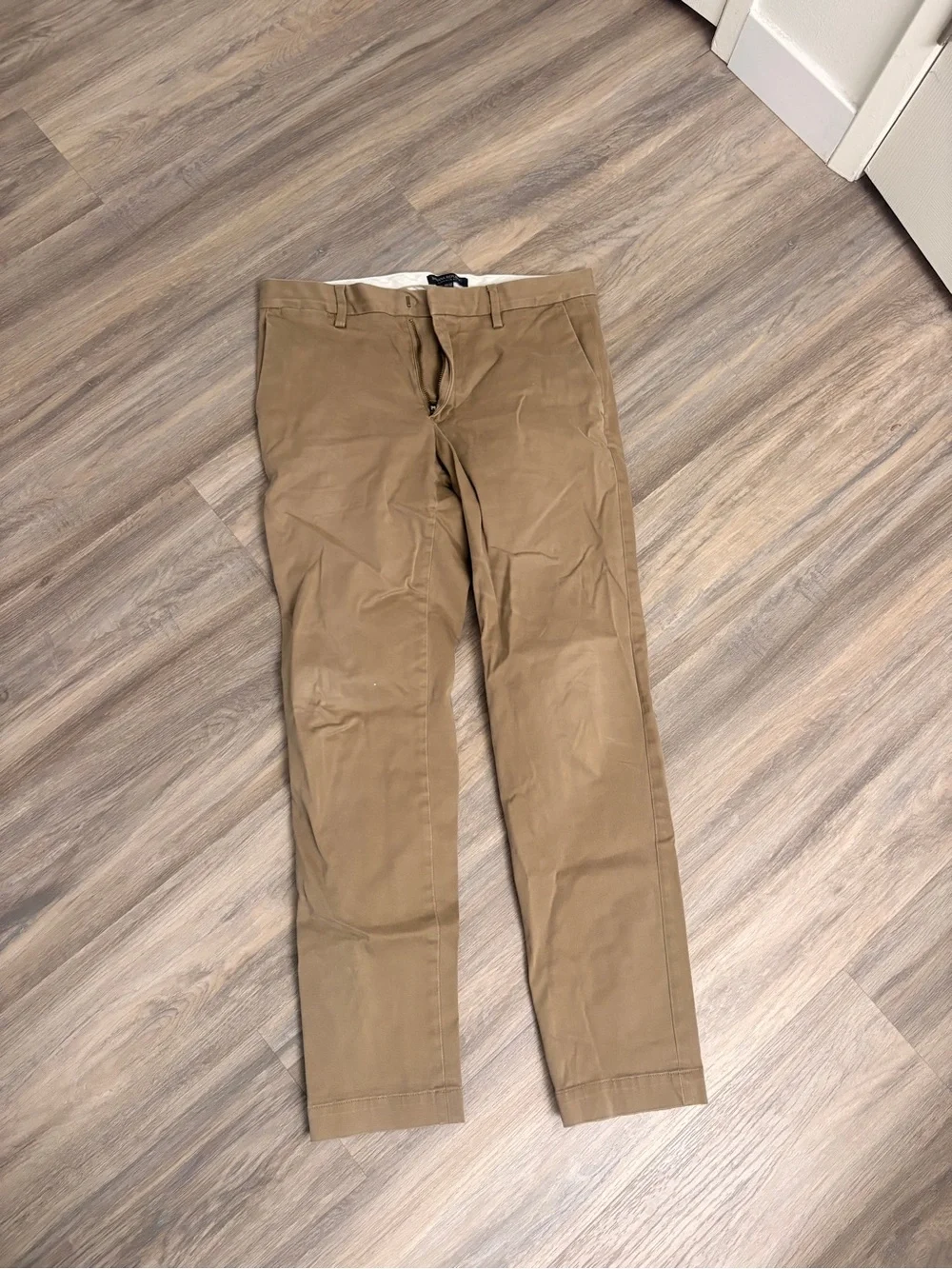 Men's Banana Republic Classic Chino Pants in Khaki